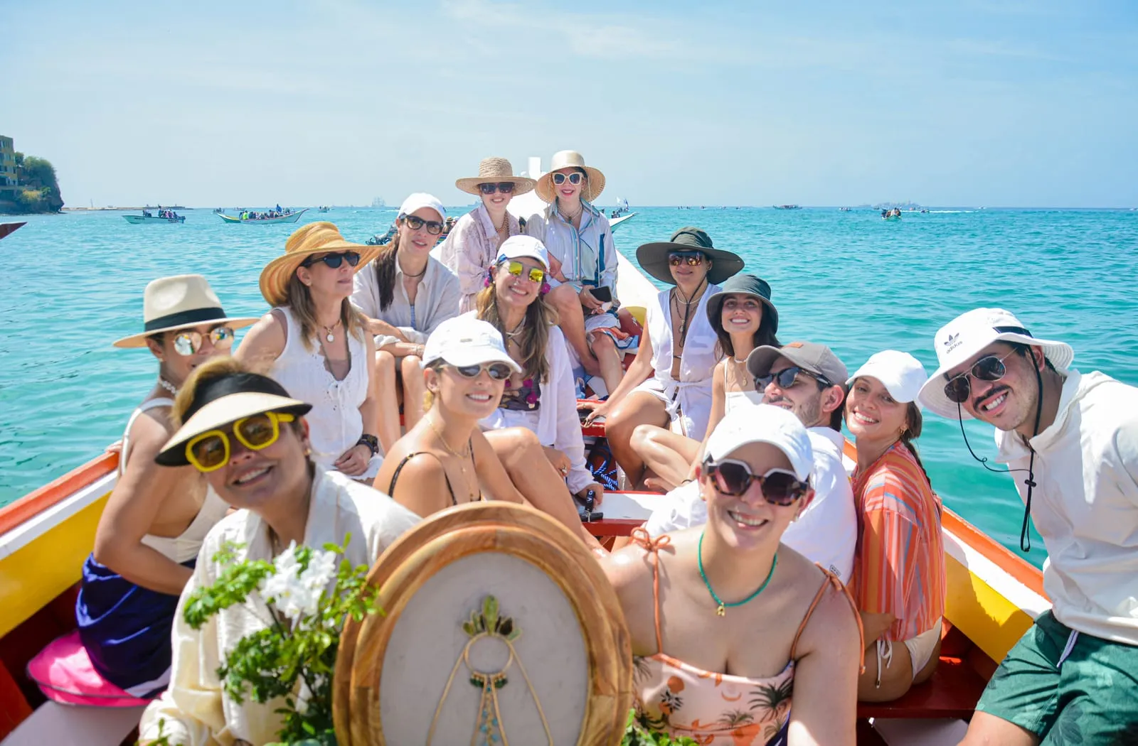 Grupo de peregrinas y peregrinos vestidos de blanco a bordo de una embarcación en el mar de Margarita, con una imagen de la Virgen del Valle en el centro, durante la Peregrinación TARBAY 2026